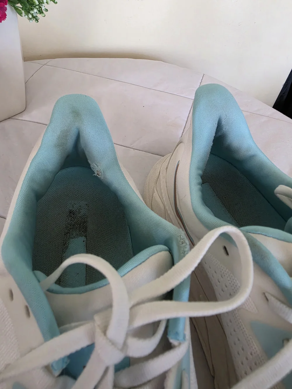 Hoka Arahi 7 Women's White & Light Blue Plush Running Shoes Size 11B